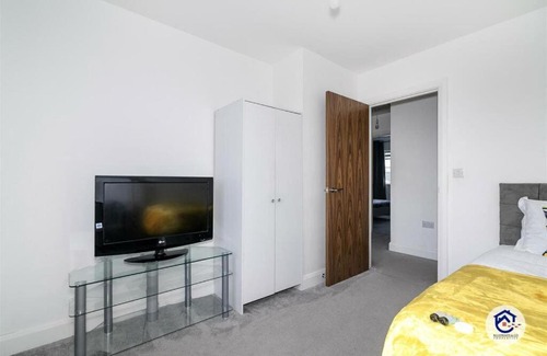 Waltham Cross House | Lovely manor grove home