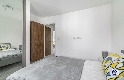 Waltham Cross House | Lovely manor grove home