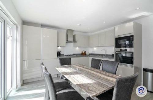 Waltham Cross House | Lovely manor grove home