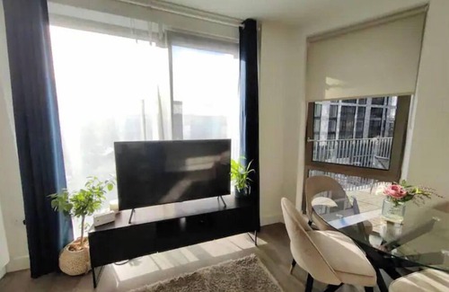 Poplar Condo | Lovely & Modern 2 bed very close to Canary Wharf
