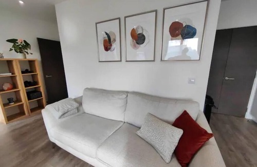 Poplar Condo | Lovely & Modern 2 bed very close to Canary Wharf