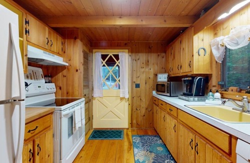Jay House | Lovely Mountain Getaway for 6 in Ausable Acres
