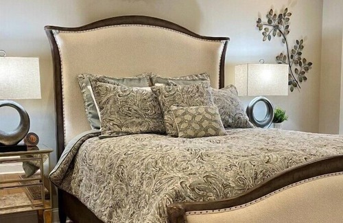 Cleveland House | LOVELY NEW - OPEN FLOORPLAN TOWNHOME - UP TO 4 GUESTS