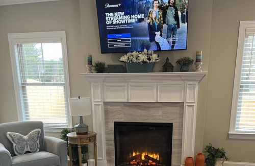 Cleveland House | LOVELY NEW - OPEN FLOORPLAN TOWNHOME - UP TO 4 GUESTS