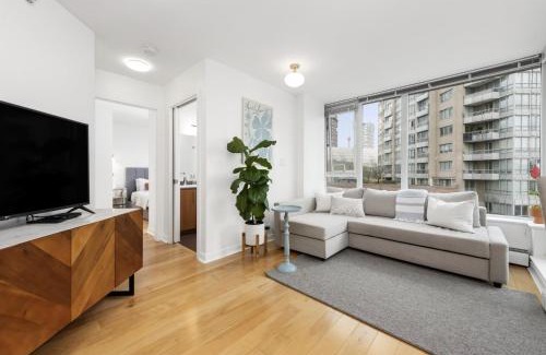 Crosstown Apartment | Lovely One-Bedroom Apartment with Pool, Hot Tub, and Gym in the Heart of Downtown, skytrain 3min away