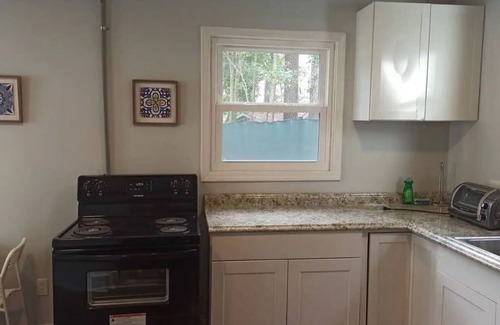 East Point Apartment | Lovely One Bedroom Apt 5 Minutes From Airport