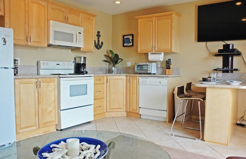 Village of La Jolla Condo | Lovely One Bedroom Apt. In The Heart Of La Jolla Village. Walk To Everything!