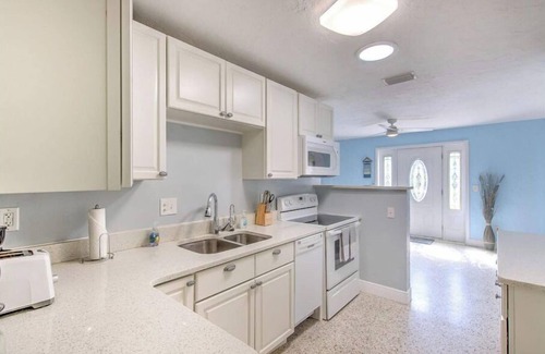 Roberta Heights House | Lovely Ormond Beach bungalow! Walk to the beach!
