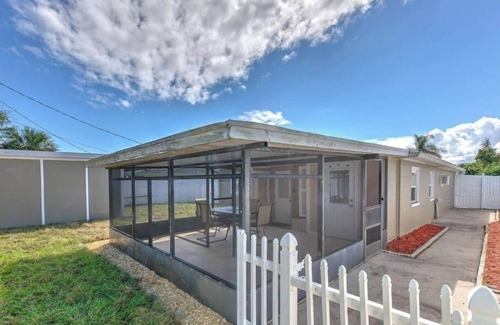 Roberta Heights House | Lovely Ormond Beach bungalow! Walk to the beach!