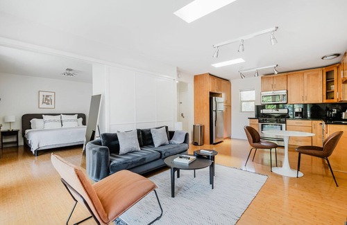 University South Apartment | Lovely Palo Alto 1BR w/W/D & A/C, nr University, by Blueground