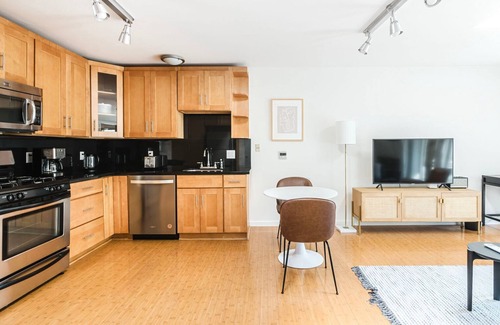 University South Apartment | Lovely Palo Alto 1BR w/W/D & A/C, nr University, by Blueground