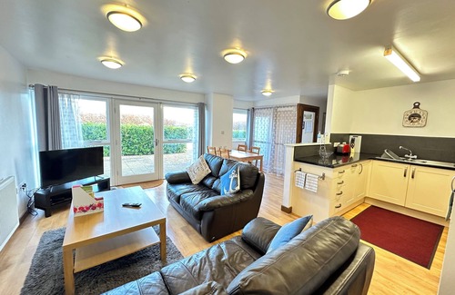 Muston Cottage | LOVELY PEACEFUL COTTAGE SLEEPS 4 | CLOSE TO FILEY TOWN & BEACH | GARDEN