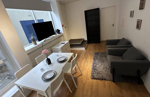 City of Westminster Apartment | Lovely Private Room In Historic Bond Street.EnSuite and covered Private Entrance