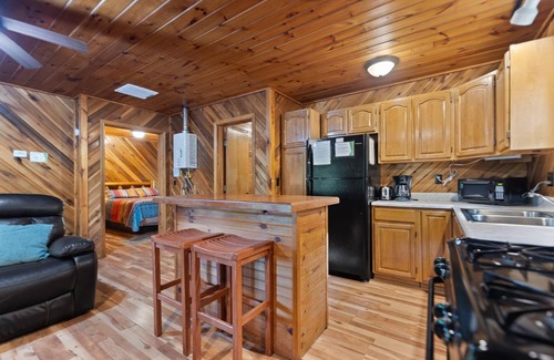 Rogers Cabin | Lovely, Quaint, Hot Tub Cabin, fiber optic Wi-Fi, on pond with fabulous view!