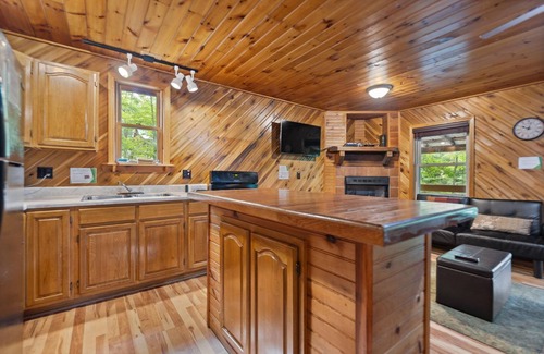 Rogers Cabin | Lovely, Quaint, Hot Tub Cabin, fiber optic Wi-Fi, on pond with fabulous view!
