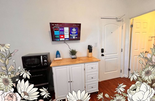 Westlake Apartment | Lovely Queen Studio for 2!