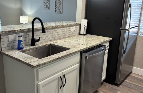 Medical Center District Condo | Lovely renovated 1 bedroom Condo in the middle of the Medical district !