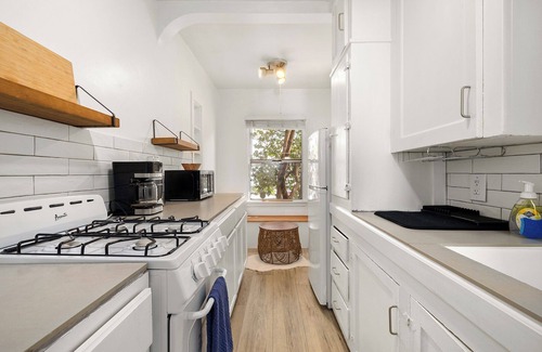 Northeast Apartment | Lovely Santa Monica Chic 1BR Private W/D & Free Street Parking