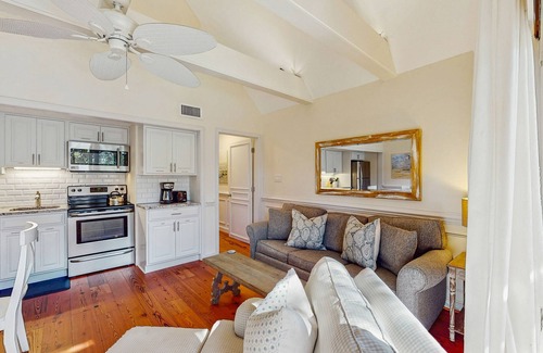 West Beach Village Villa | Lovely second-floor villa w/great location – walk to beach, golf & activities