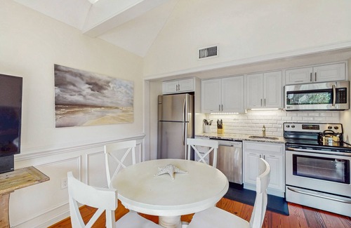 West Beach Village Villa | Lovely second-floor villa w/great location – walk to beach, golf & activities
