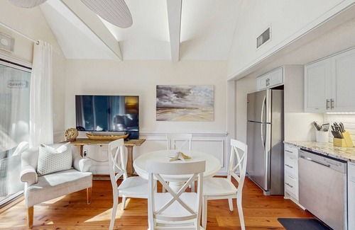 West Beach Village Villa | Lovely second-floor villa w/great location – walk to beach, golf & activities