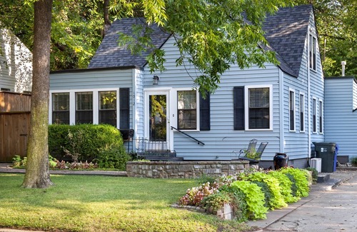 Norman House | Lovely Sooner Cottage 4 Blocks To OU. Sleeps 7