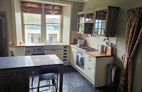 Newington Apartment | Lovely Southside Flat, Short Walk to Royal Mile, overlooking Arthur's Seat.