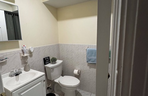 Ampere Apartment | Lovely, Spacious 2-bedroom apartment in Newark near airport with WiFi