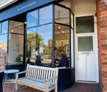 Worthing Apartment | Lovely spacious loft close to train station