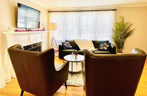 Halifax House | Lovely Step- Free Home with ample parking