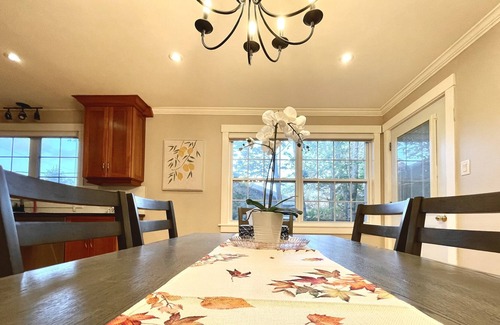 Halifax House | Lovely Step- Free Home with ample parking