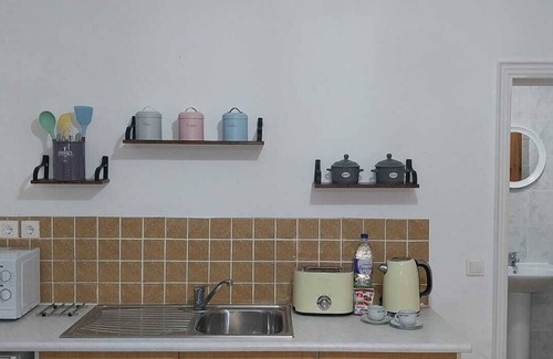 Petaleia Apartment | Lovely Studio in Strinilas with its own pool