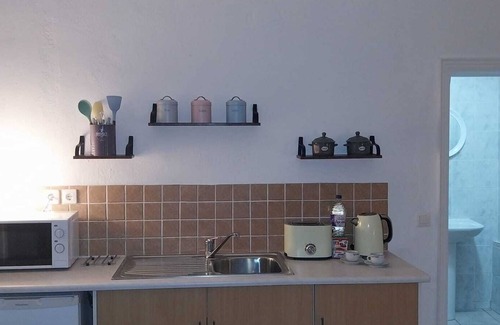 Petaleia Apartment | Lovely Studio in Strinilas with its own pool