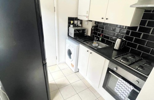 Stratford Apartment | Lovely Studio With Private Patio in Stratford