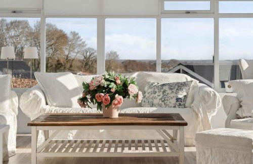 Grønninghoved Strand House | Lovely Summer House With Sea View
