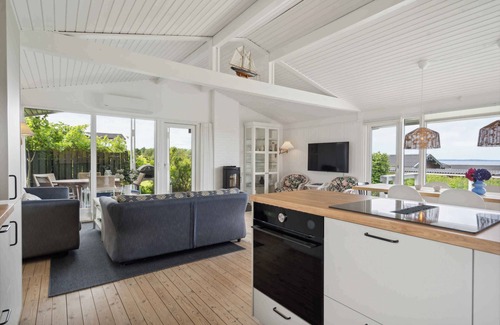 Skastrup Strand House | Lovely summerhouse by Skaastrup Strand w sea view