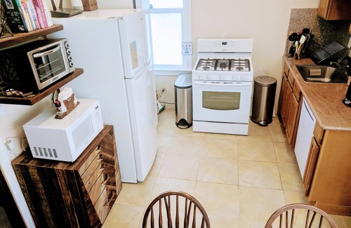 Russian Hill Bed & Breakfast | Lovely Sunlit bedroom perfectly located in restored Redwood Home - North Beach