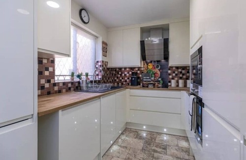 Hillingdon House | Lovely Two Bed at Tanglewood