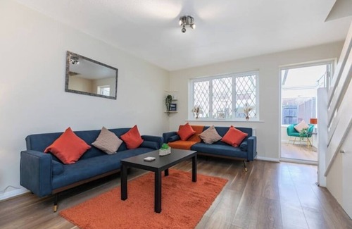 Hillingdon House | Lovely Two Bed at Tanglewood