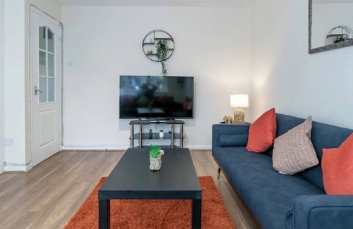Hillingdon House | Lovely Two Bed at Tanglewood