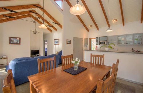 Speargrass Flat Cottage | Lovely Two-Bedroom Cottage below Coronet Peak