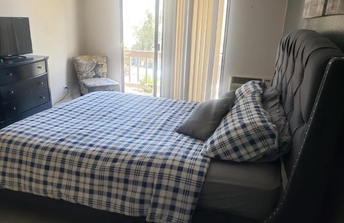 Pico - Robertson Hotel | Lovely Unit Steps Away from Beverly Hills B05
