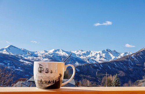 Allos Apartment | Lovely, upmarket RDC chalet apartment near Lac d'Allos and ski slopes