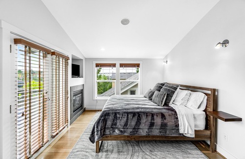 North Queen Anne House | Lovely, walkable home with decks, patio, fireplaces, WiFi & AC - dog-friendly