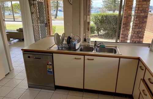 Buddina House | Lovely Waterfront Beach House, Pet-Friendly