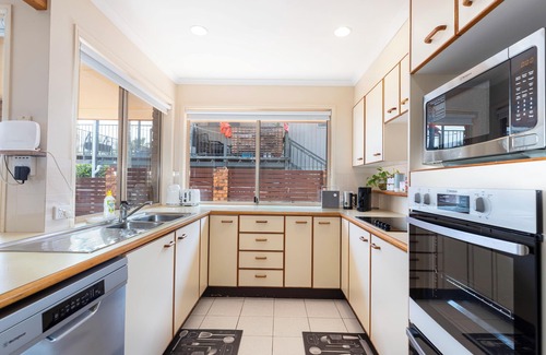 Buddina House | Lovely Waterfront Beach House, Pet-Friendly