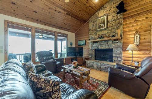 Helen House | Lovely Wooden Cabin with Hot-tub and Barbecue in Cleveland, Georgia