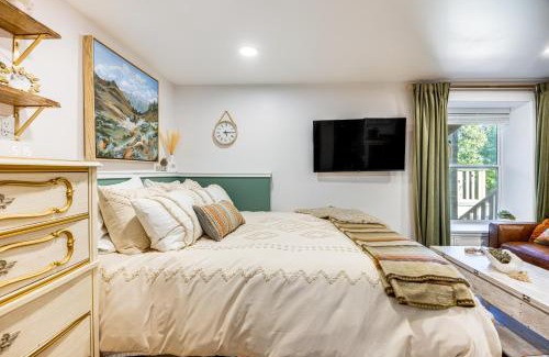 Manitou Springs Apartment | Lovers Lane Chalet Dtwn Manitou Springs Studio!