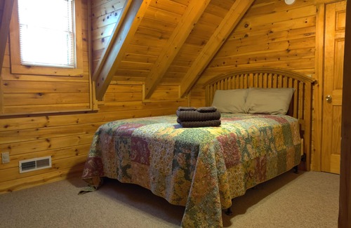 Logan Cabin | Lovie's Hillside Lodge nestled into 5 wooded acres