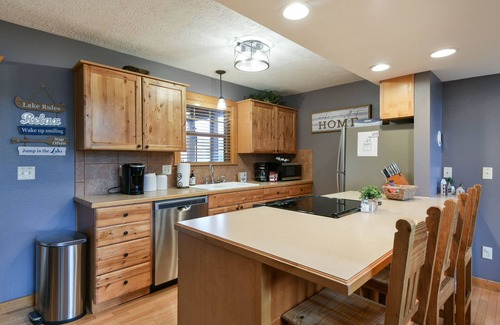 Reeds Spring Cabin | Loving Life Lodge - Resort Access, Private Lake, Pools, Golf, Screened Porch